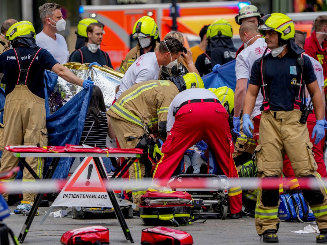 Rettungskräfte helfen einer verletzten Person, nachdem ein Auto in eine Menschenmenge gefahren ist. Ein Auto ist in der Nähe der Gedächtniskirche in Berlin in eine Personengruppe gefahren, ein Mensch ist gestorben.