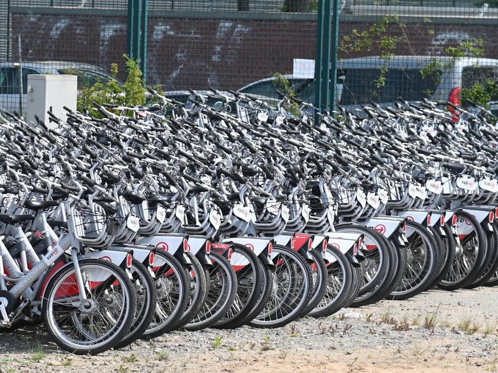 Hunderte KVB-Fahrräder stehen auf einem Gelände an der Vitalisstraße in Köln.
