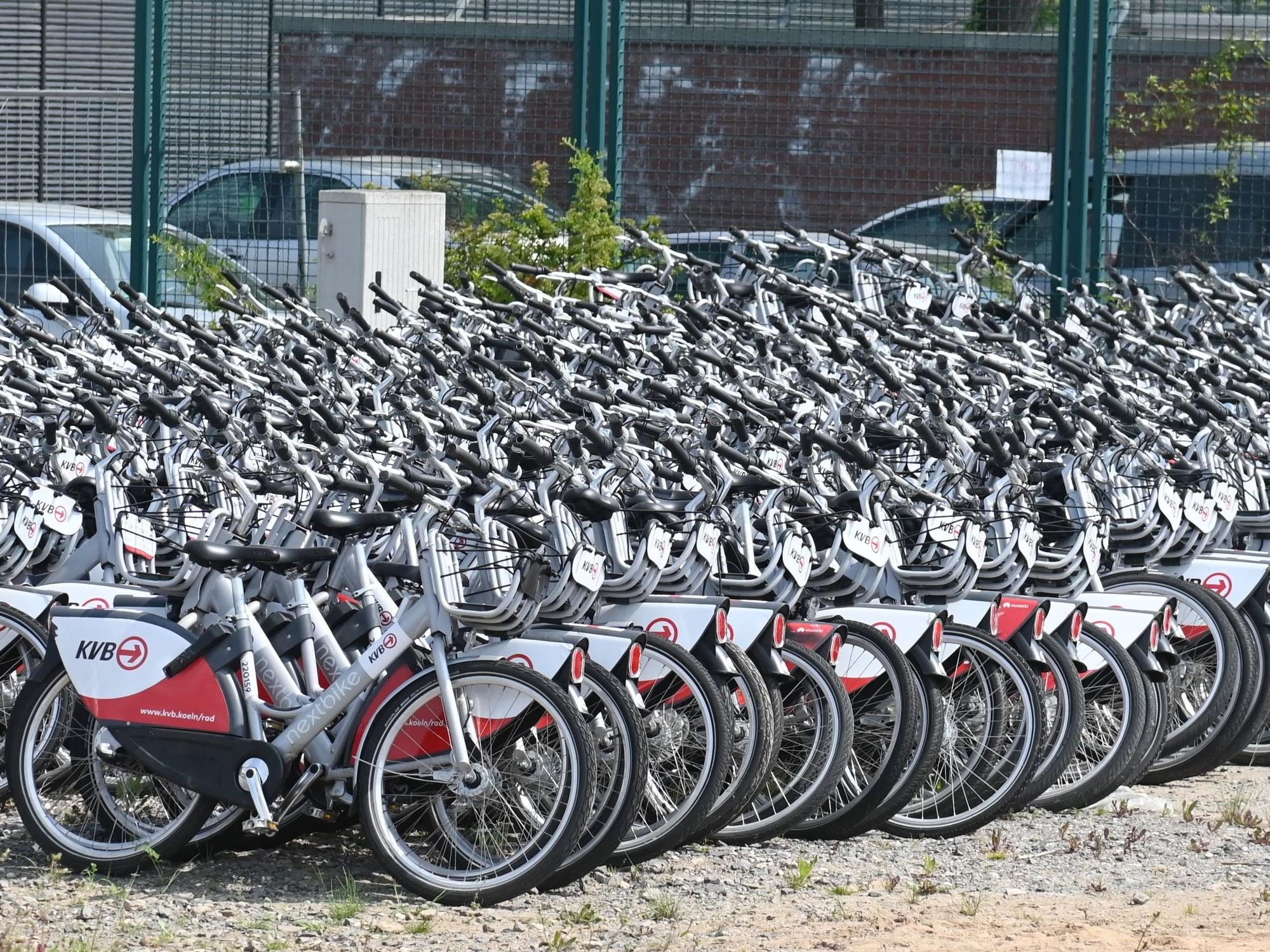 Hunderte KVB-Fahrräder stehen auf einem Gelände an der Vitalisstraße in Köln.
