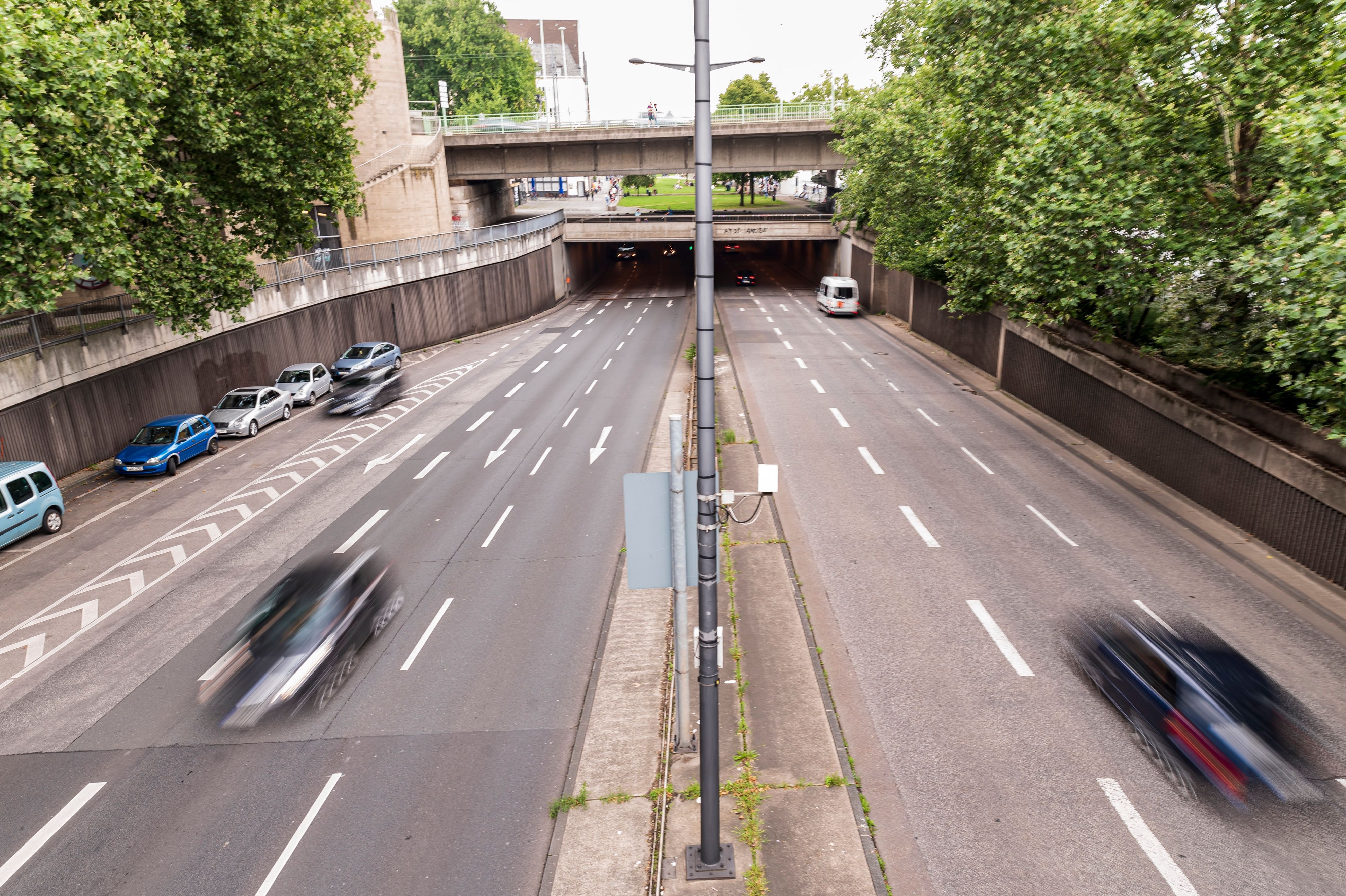 Autos fahren in beide Fahrtrichtungen in und aus dem Rheinufertunnel in Köln.