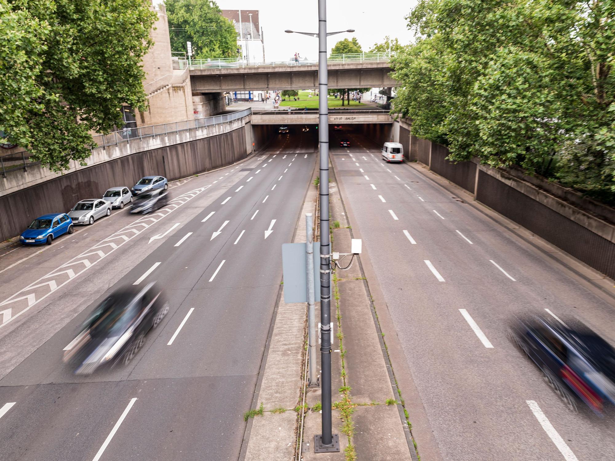 Autos fahren in beide Fahrtrichtungen in und aus dem Rheinufertunnel in Köln.