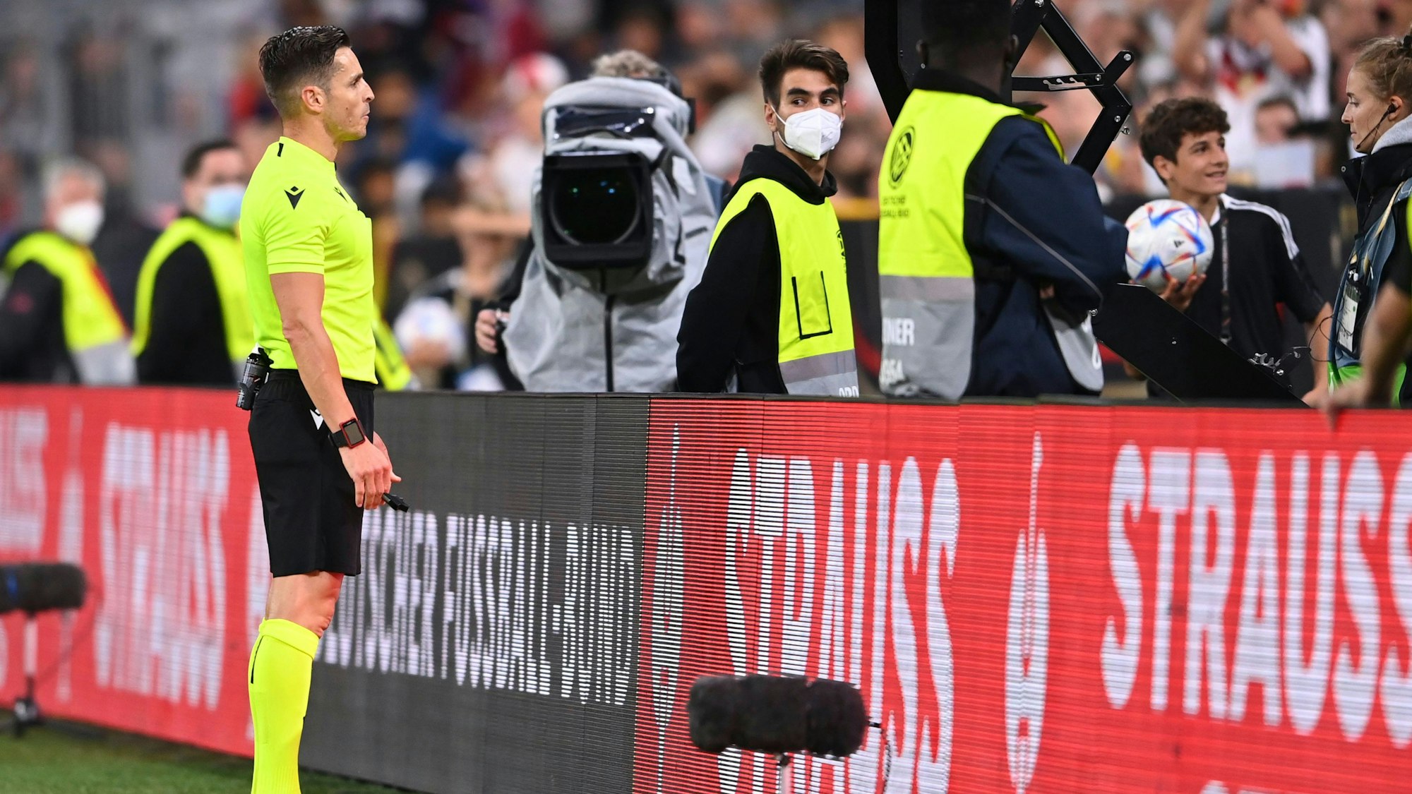 Carlos del Cerro Grande am Video-Monitor.