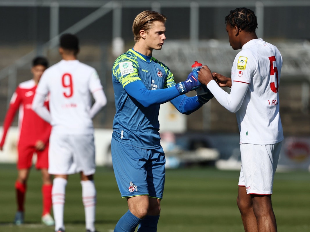 Max Hagemoser (l.) und Elias Geoffrey Bakatukanda vom 1. FC Köln im Spiel der U19-Bundesliga-West am 5. März 2022.
