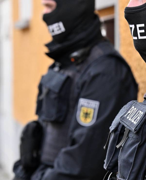 Bundespolizisten in Uniform stehen am 27. Mai 2022 vor Hauseingängen in Thüringen, Sachsen und Sachsen-Anhalt.