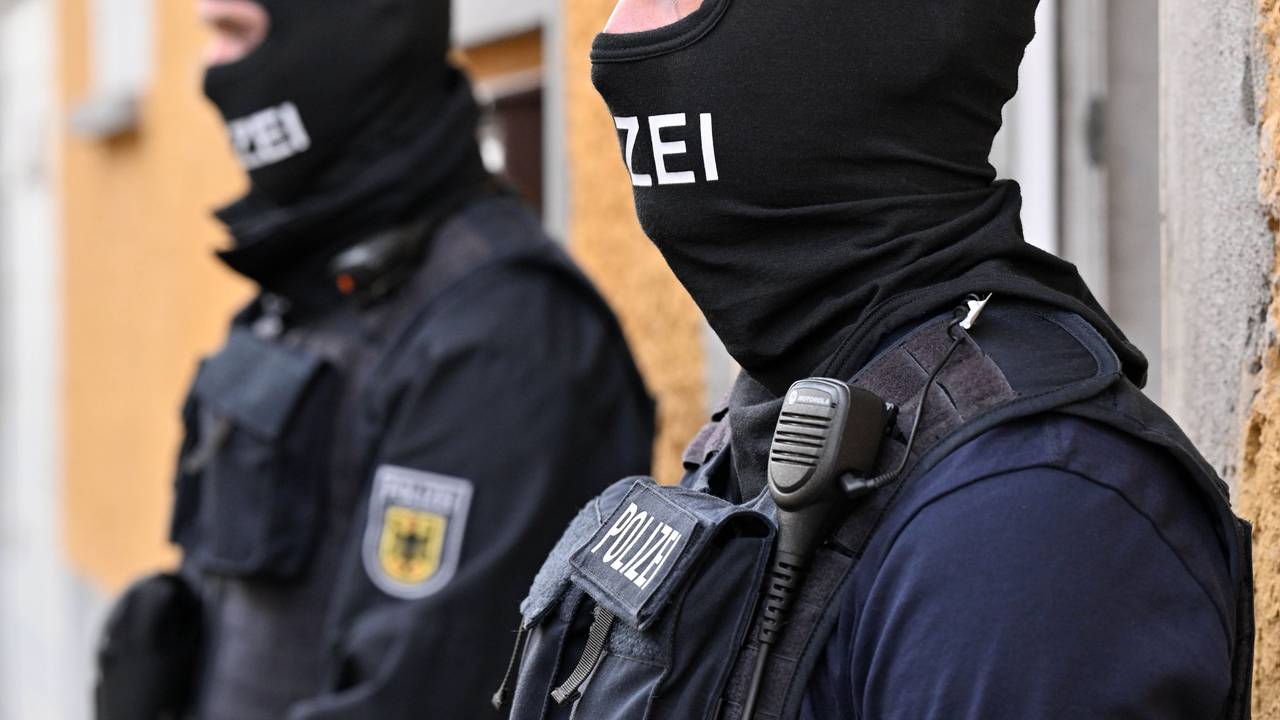 Bundespolizisten in Uniform stehen am 27. Mai 2022 vor Hauseingängen in Thüringen, Sachsen und Sachsen-Anhalt.