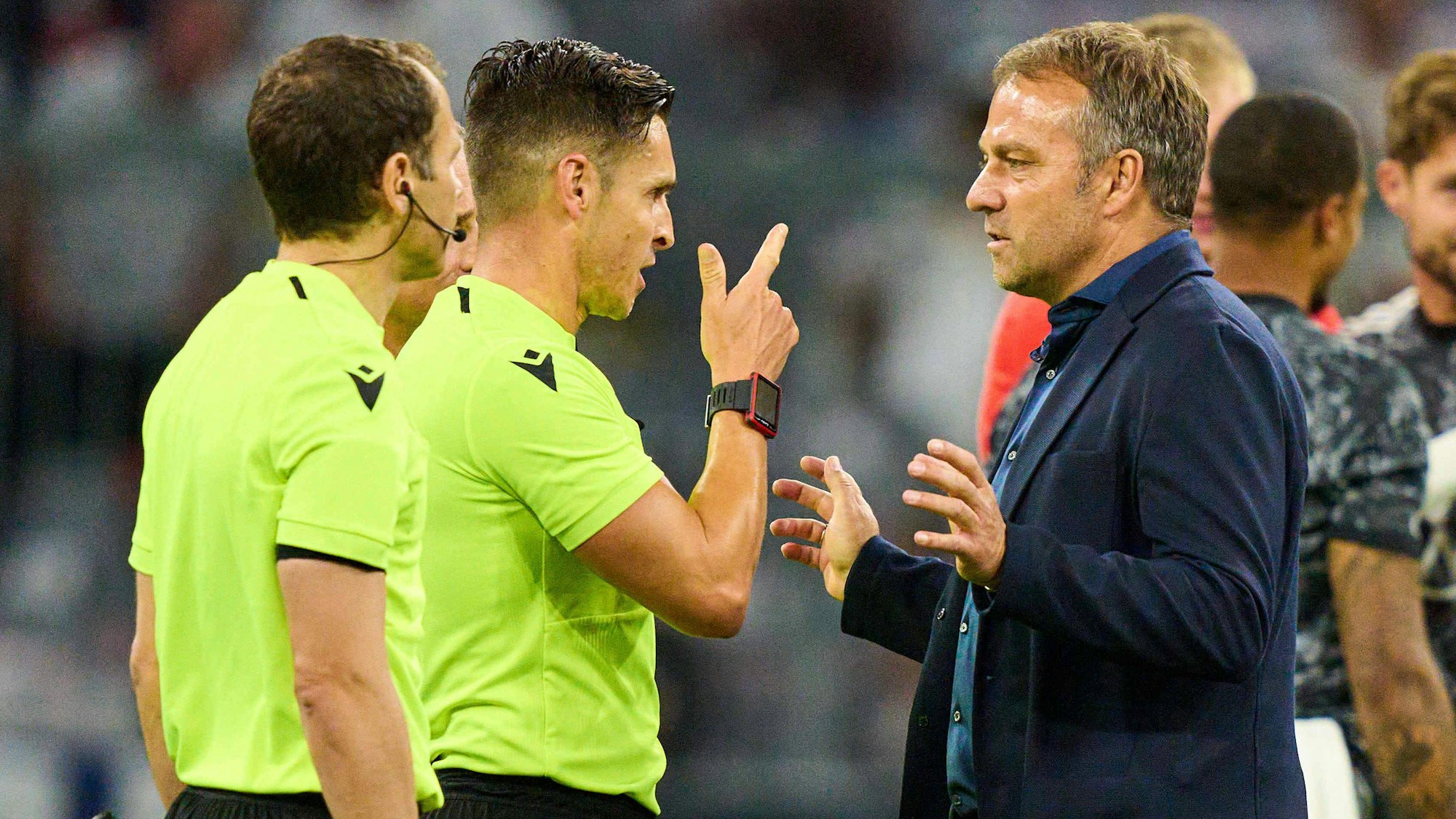 Hansi Flick diskutiert mit Schiedsrichter Carlos Del Cerro Grande.