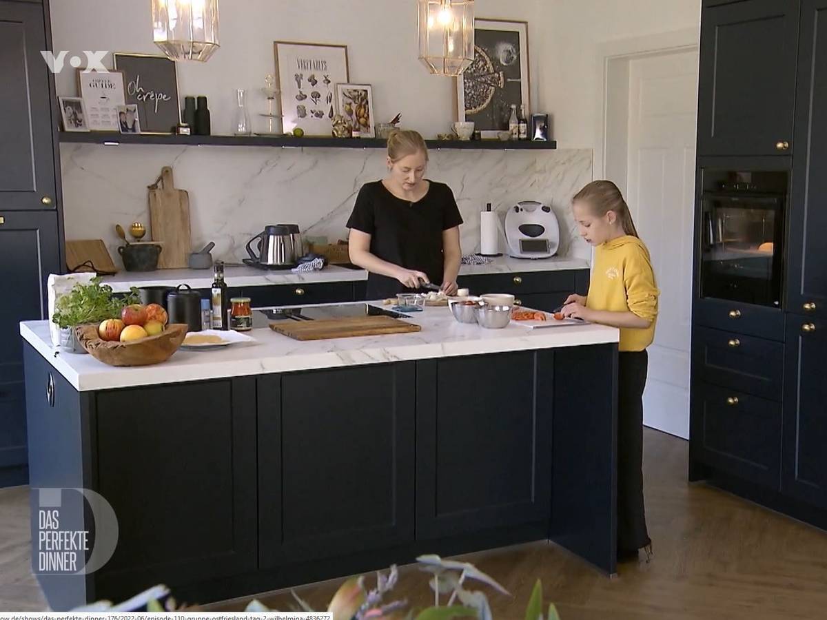 „Das wird das perfekte Chaos-Dinner“, prophezeit Wilhelminas Tochter in der Mittwochs-Folge des „Perfekten Dinners“ am 8. Juni 2022.
