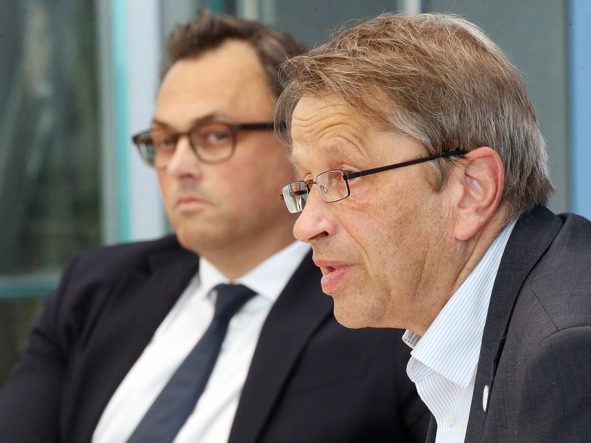 Christian Karagiannidis (l.) und Heyo Kroemer, Vorsitzender des Corona-ExpertInnenrats und Vorstandsvorsitzender der Charité nehmen an der Pressekonferenz „Vorbereitung auf Herbst/Winter 2022/23“ teil. Sie erklären, welche Regeln in Herbst gelten sollten.