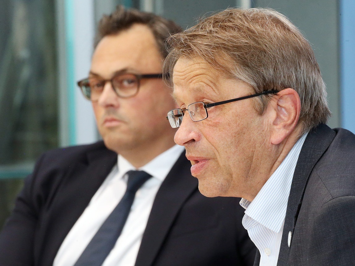 Christian Karagiannidis (l.) und Heyo Kroemer, Vorsitzender des Corona-ExpertInnenrats und Vorstandsvorsitzender der Charité nehmen an der Pressekonferenz „Vorbereitung auf Herbst/Winter 2022/23“ teil. Sie erklären, welche Regeln in Herbst gelten sollten.