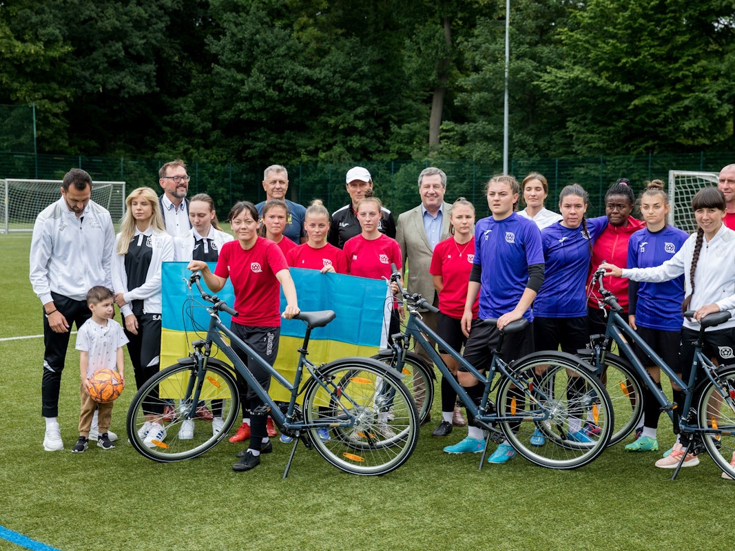 Die Ukrainerinnen vom FK Krywbas haben am 8. Juni 2022 Fahrräder vom 1. FC Köln und der ZEG erhalten.