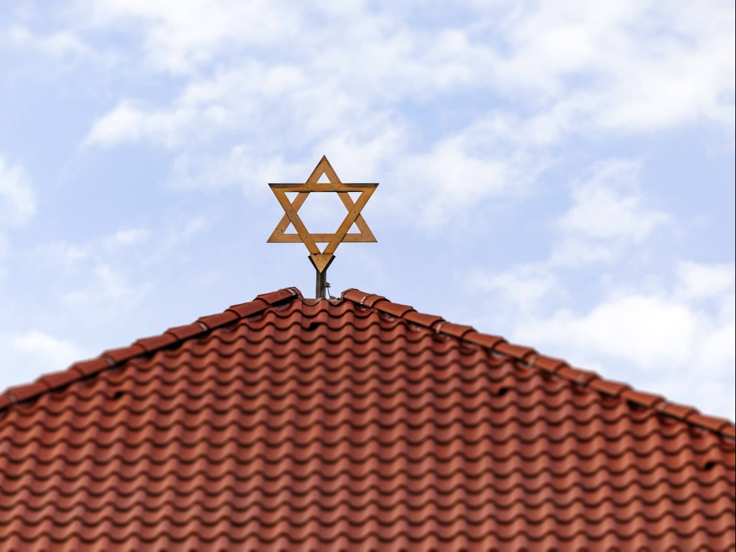 Ein Davidstern auf dem Dach eines Gebäudes des jüdischen Friedhofs in Köln-Vogelsang.