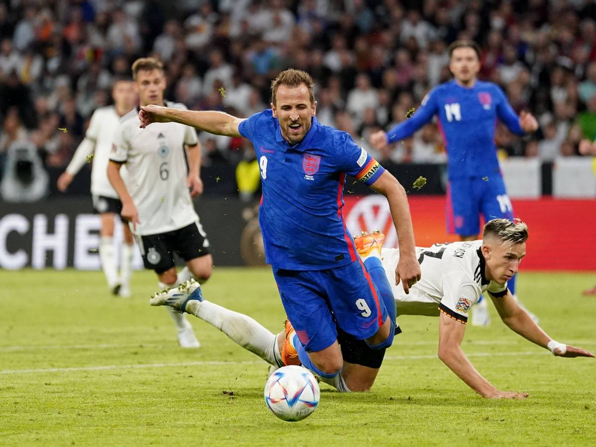 Deutschlands Nico Schlotterbeck foult Harry Kane im Strafraum.