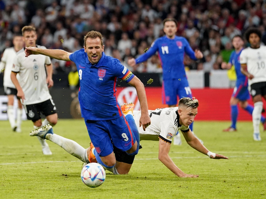 Deutschlands Nico Schlotterbeck foult Harry Kane im Strafraum.