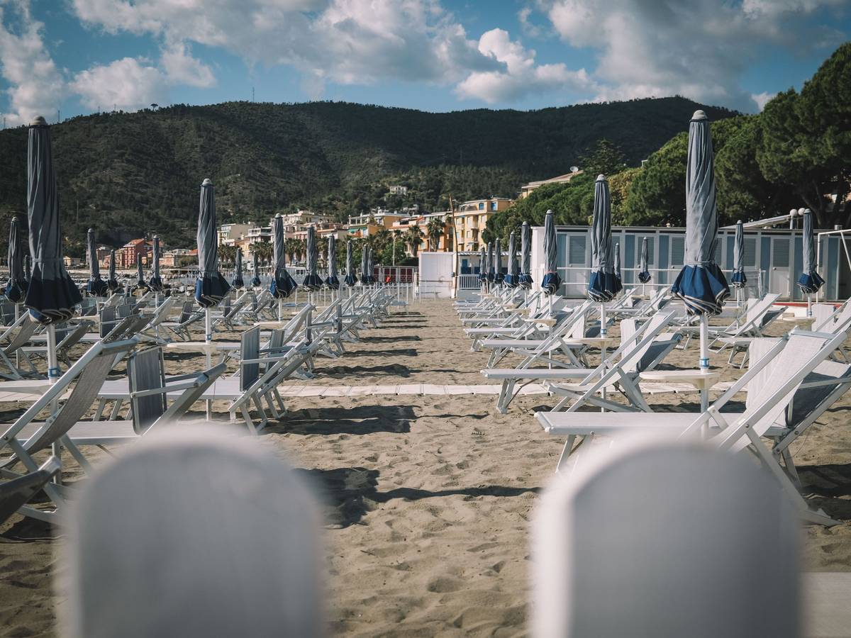 Liegestühle und Sonnenschirme stehen an einem Strand in Italien (Foto vom Mai 2020).