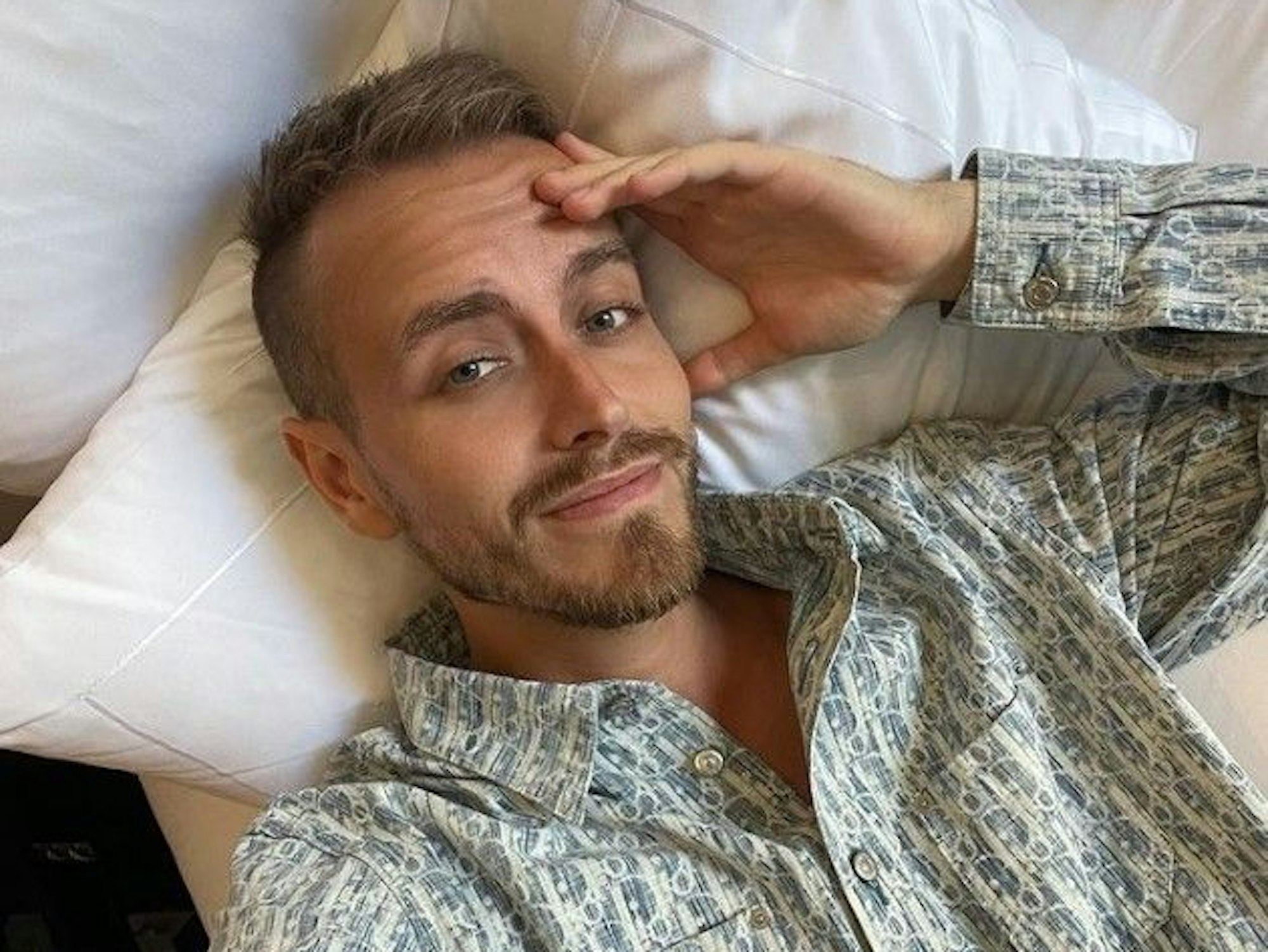 Julian Claßen posiert für Instagram-Selfie.