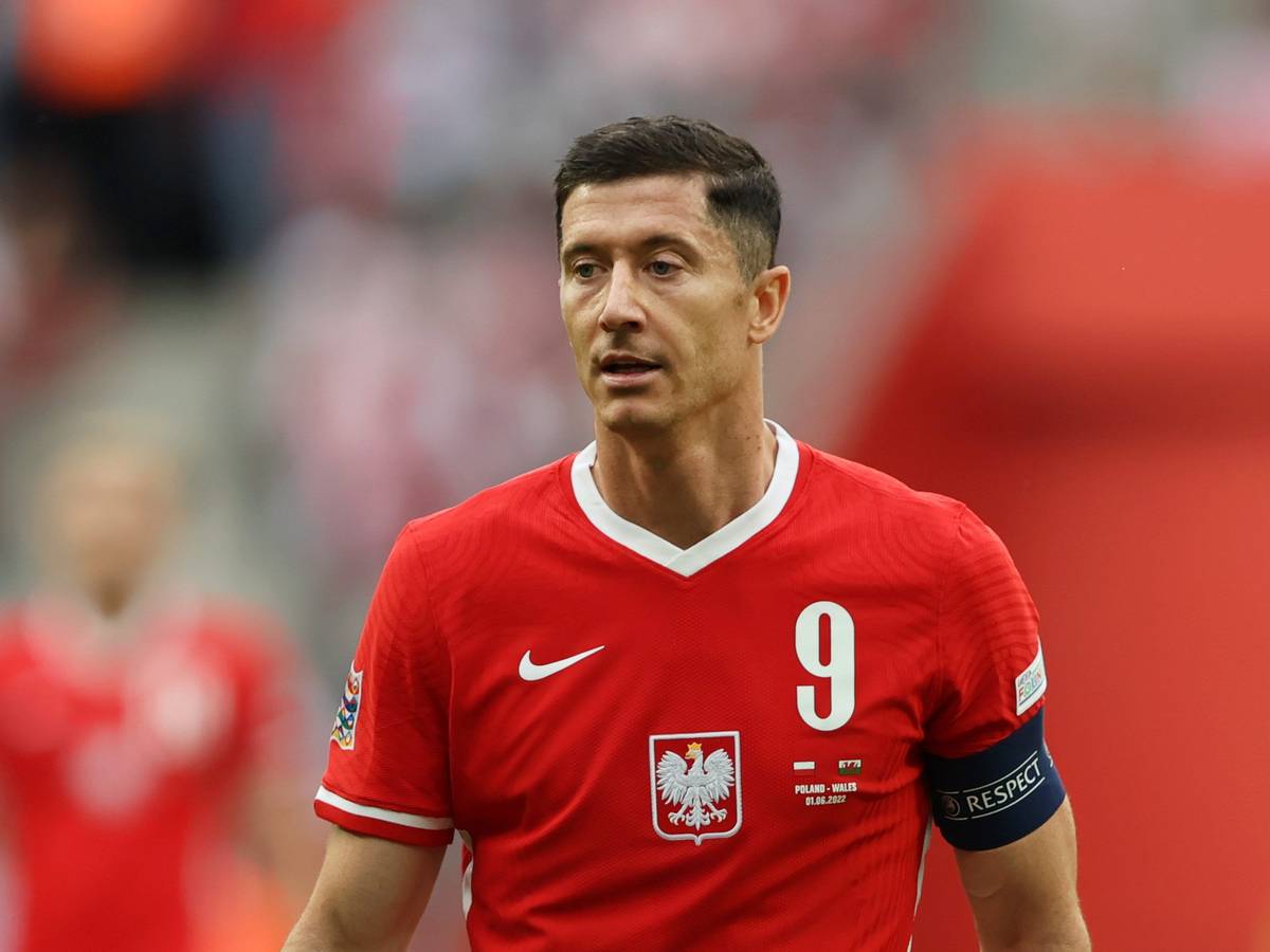Star-Stürmer Robert Lewandowski im Dress der polnischen Nationalmannschaft blickt auf das Spielgeschehen bei der Partie gegen Wales.