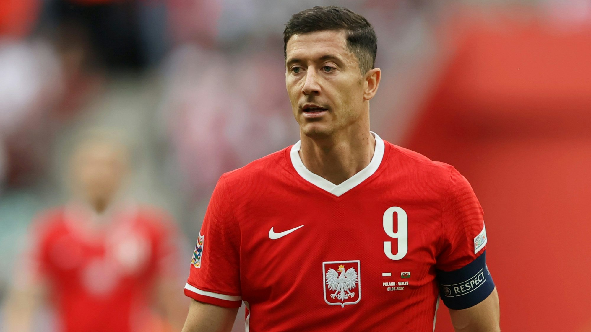 Star-Stürmer Robert Lewandowski im Dress der polnischen Nationalmannschaft blickt auf das Spielgeschehen bei der Partie gegen Wales.