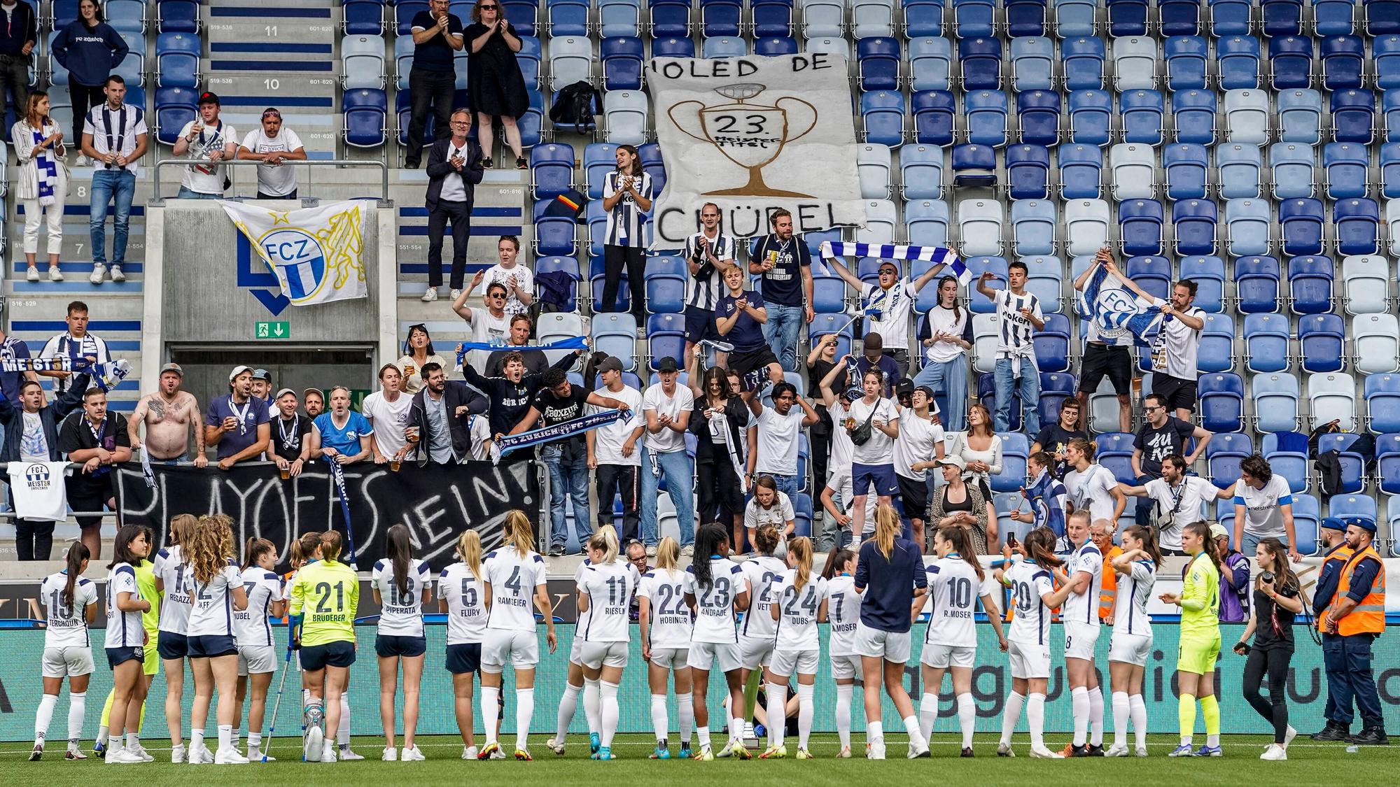 Die Spielerinnen des FC Zürich feierten den Meistertitel mit ihren Fans am 6. Juni 2022 in Lausanne.
