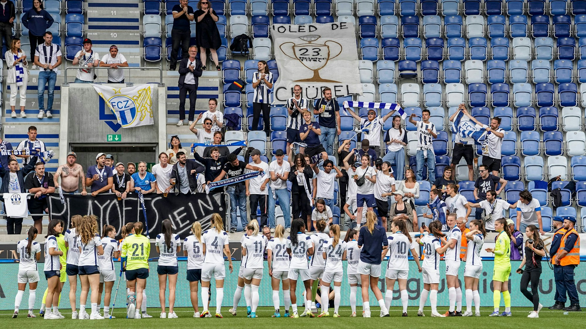 Die Spielerinnen des FC Zürich feierten den Meistertitel mit ihren Fans am 6. Juni 2022 in Lausanne.