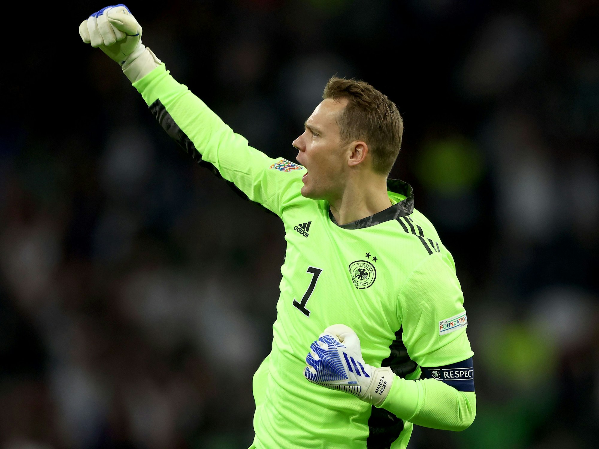 Manuel Neuer jubelt im deutschen Trikot gegen England.