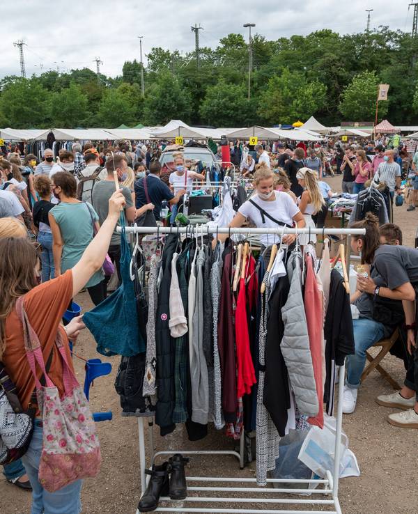 Waren werden auf einem Flohmarkt in der Kölner Südstadion verkauft.