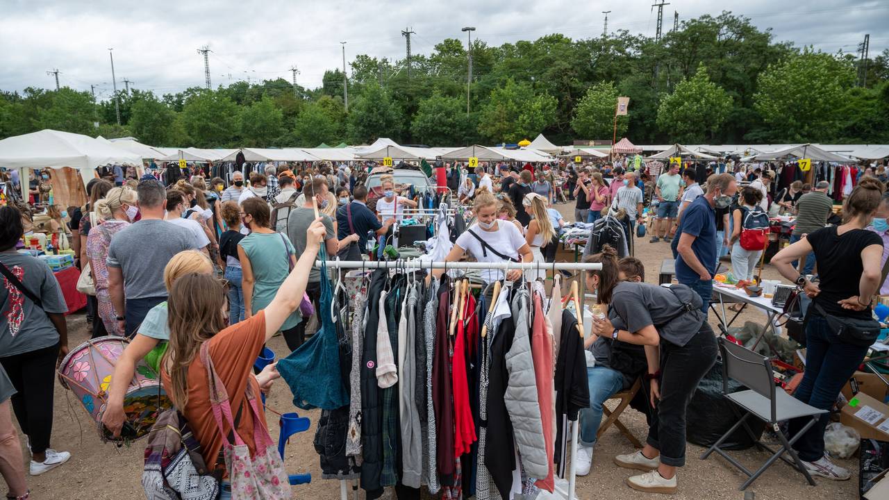 Waren werden auf einem Flohmarkt in der Kölner Südstadion verkauft.