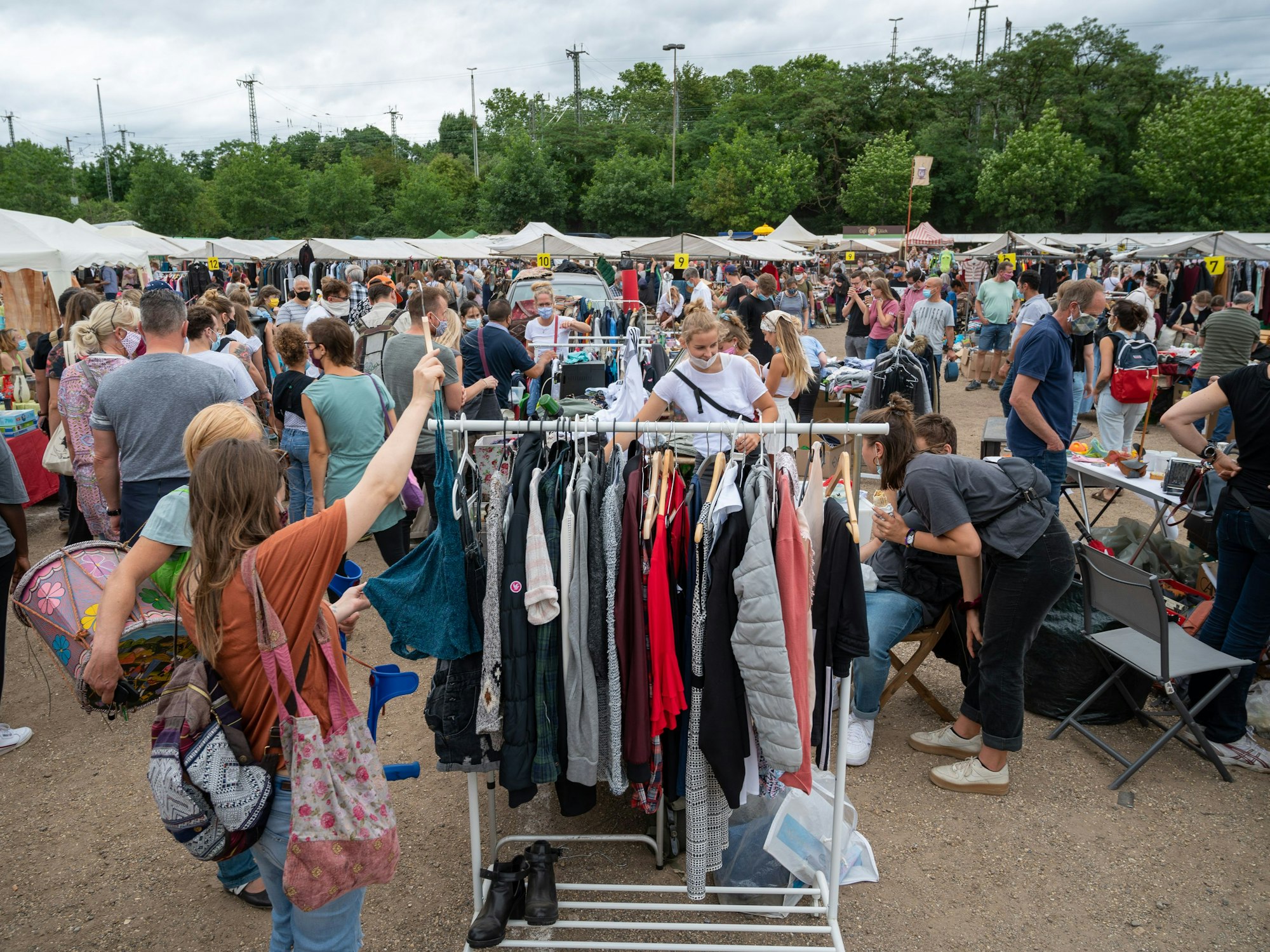 Waren werden auf einem Flohmarkt in der Kölner Südstadion verkauft.