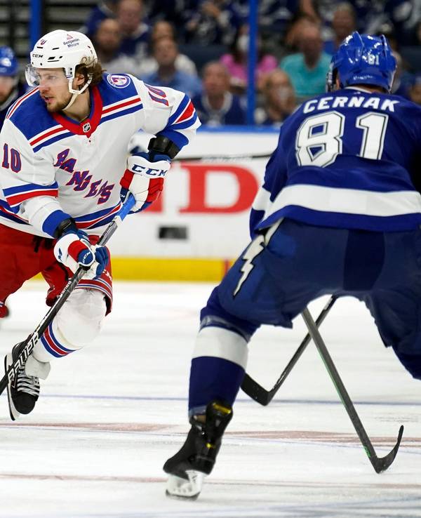 New York Rangers Artemi Panarin (l.) wurde verteidigt von Erik Cernak (r.) bei der Partie der Tampa Bay Lightning gegen New York Rangers am 7. Juni 2022.