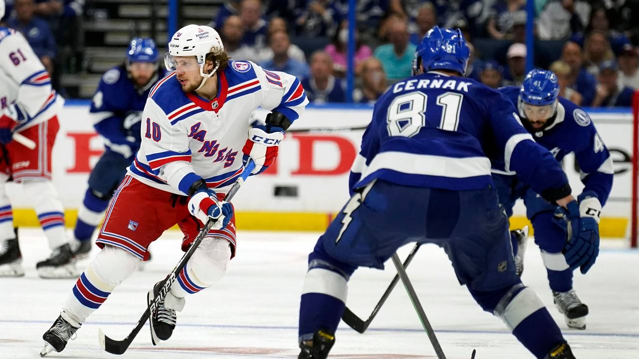 New York Rangers Artemi Panarin (l.) wurde verteidigt von Erik Cernak (r.) bei der Partie der Tampa Bay Lightning gegen New York Rangers am 7. Juni 2022.