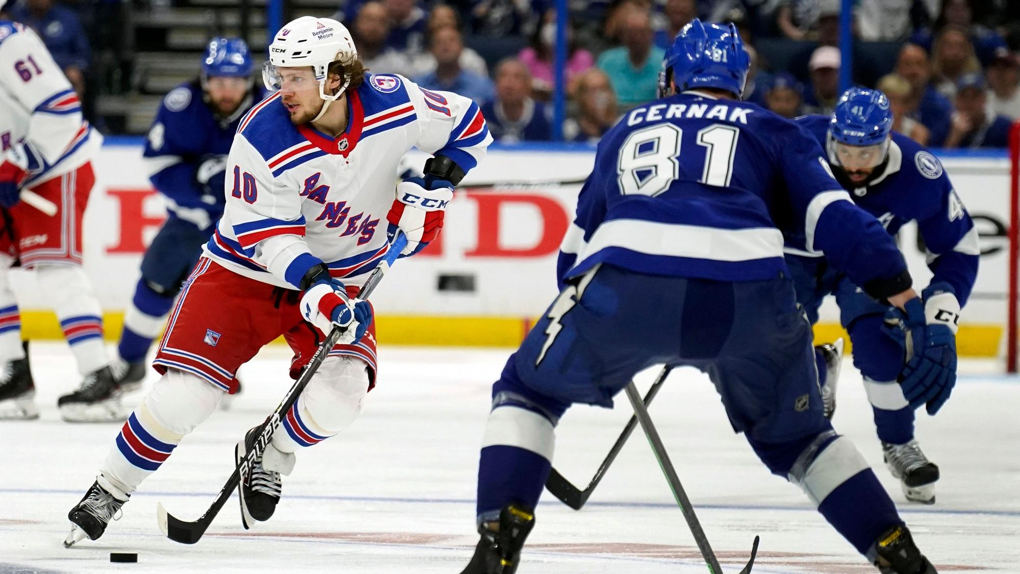New York Rangers Artemi Panarin (l.) wurde verteidigt von Erik Cernak (r.) bei der Partie der Tampa Bay Lightning gegen New York Rangers am 7. Juni 2022.