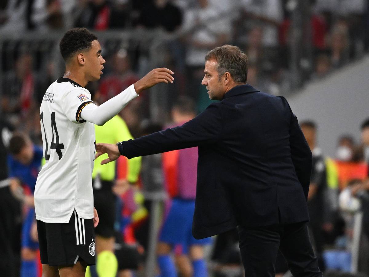 Bundestrainer Hansi Flick und Jamal Musiala unterhalten sich während des Spiels.