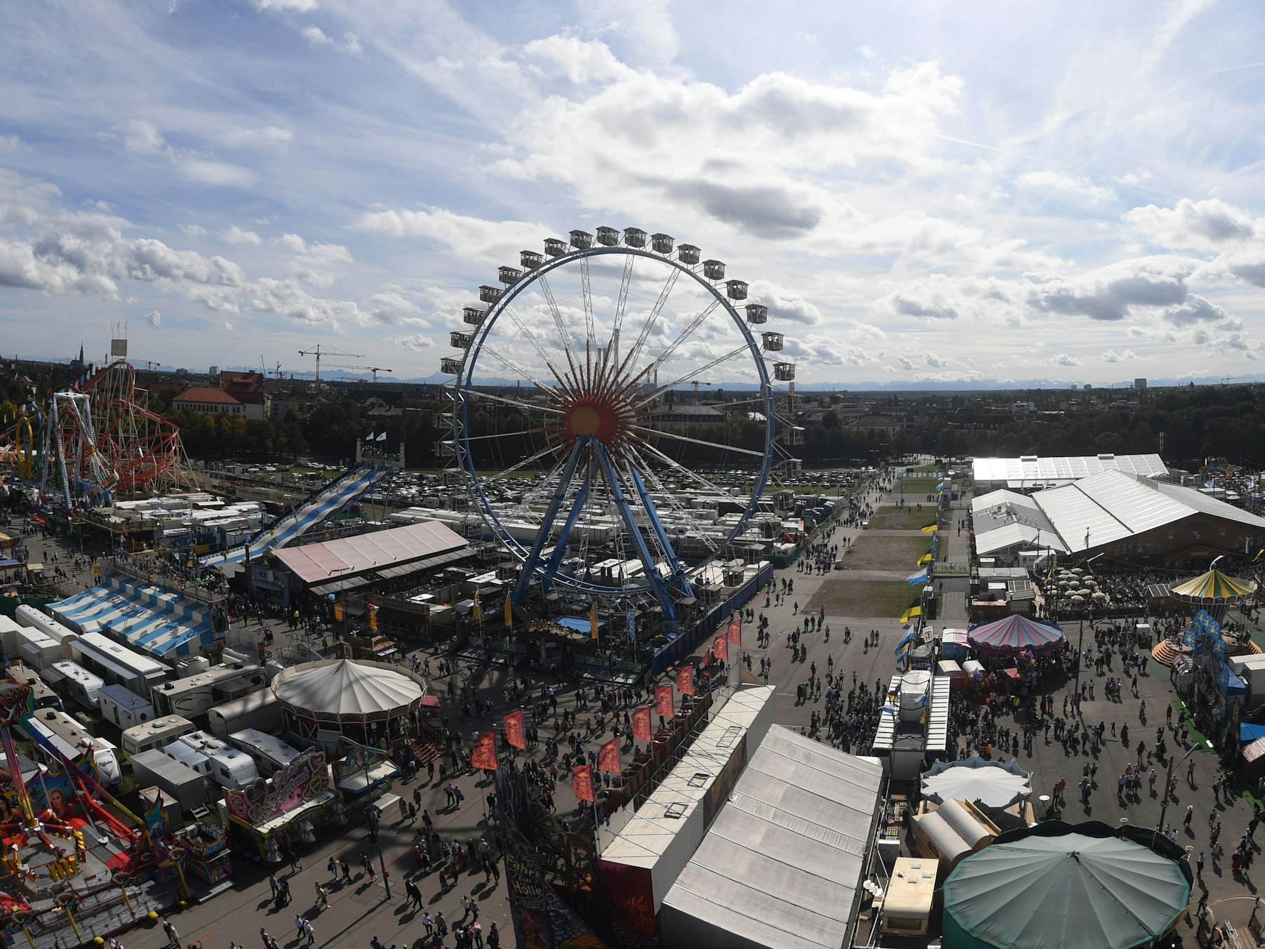 Das Foto zeigt eine Luftaufnahme des Oktoberfests im Jahr 2019.