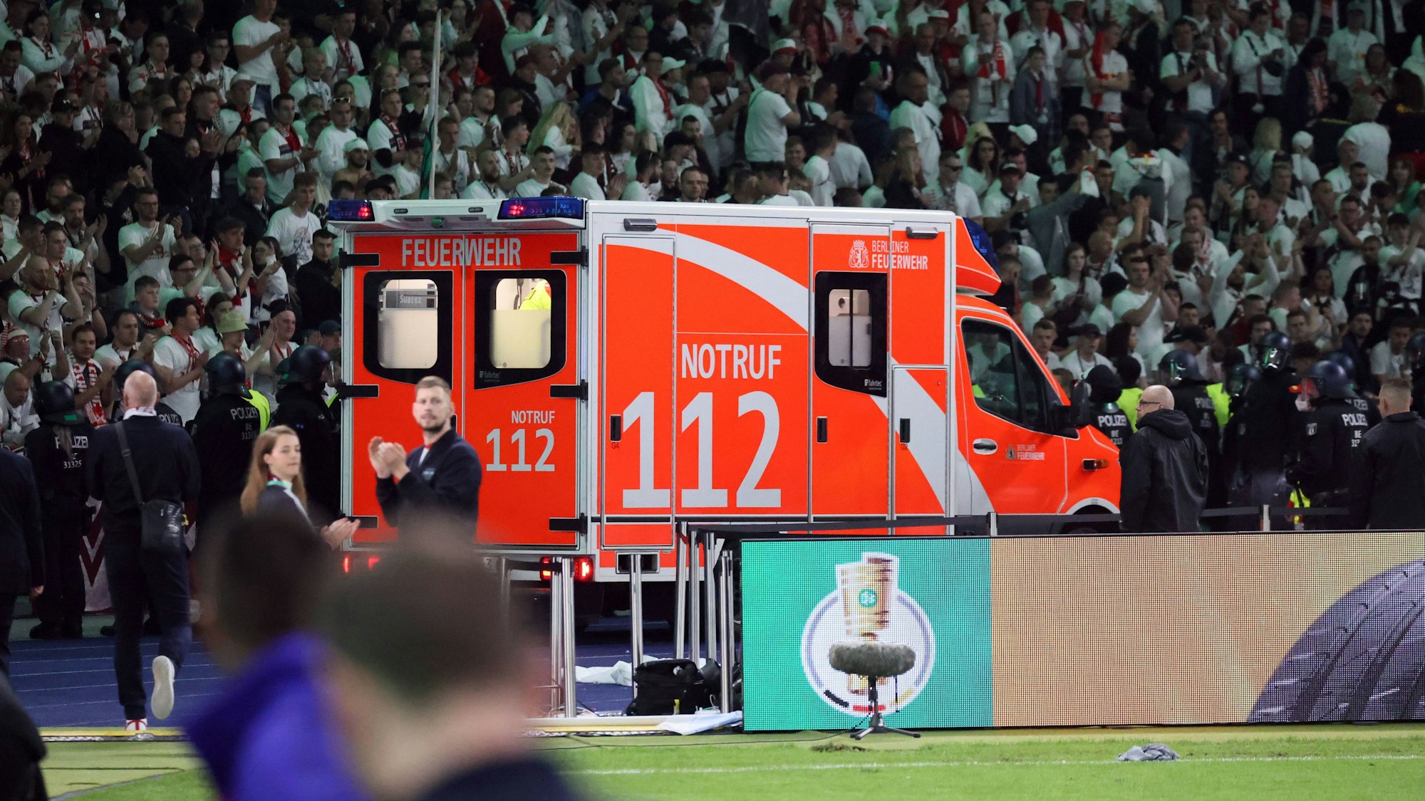 Ein Krankenwagen fährt durch das Olympia-Stadion Berlin