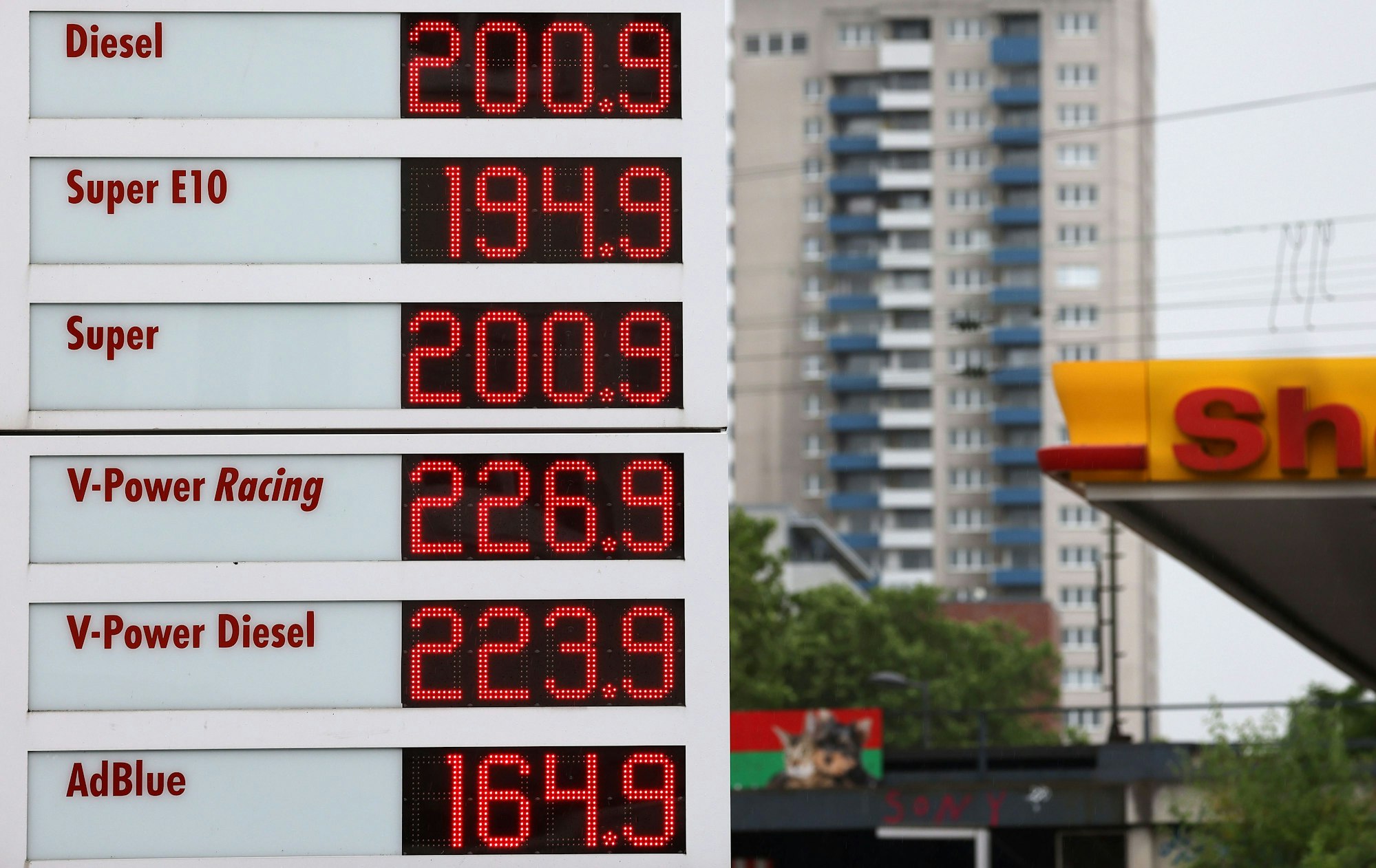 Die Spritpreise an einer Tankstelle in Köln am 8. Juni 2022.