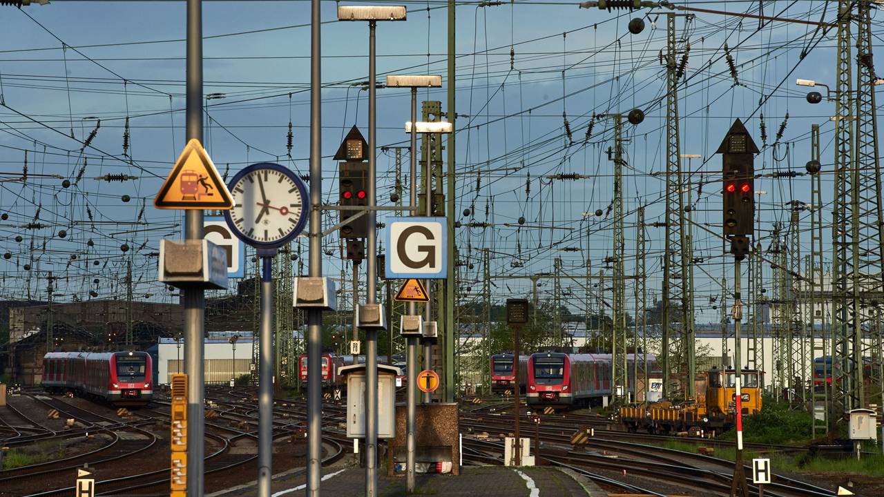 Regionalzüge stehen im Hauptbahnhof in Dortmund auf Abstellgleisen. Zu sehen sind unter anderem auch Oberleitungen und Warnschilder, die vor dem Betreten der Bahnanlage warnen.