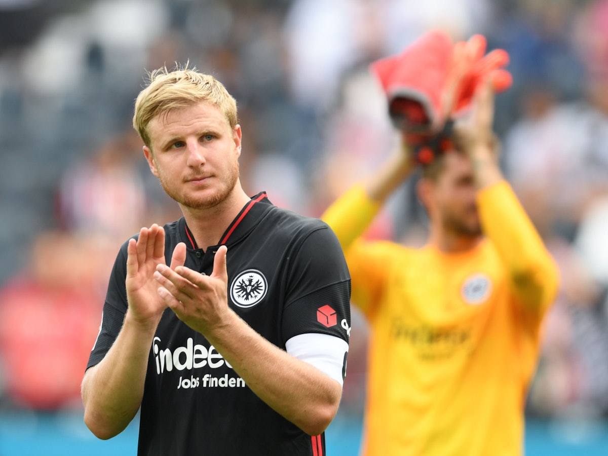 Frankfurts Martin Hinteregger geht nach dem Spiel am Fanblock vorbei und klatscht Beifall.