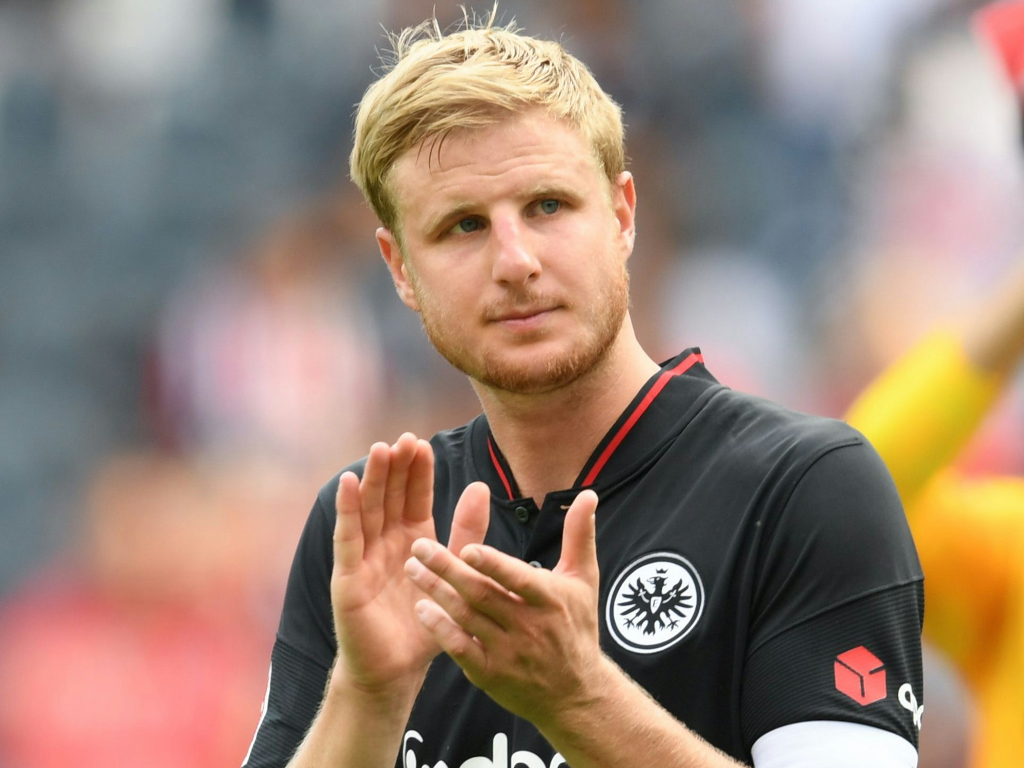 Frankfurts Martin Hinteregger geht nach dem Spiel am Fanblock vorbei und klatscht Beifall.