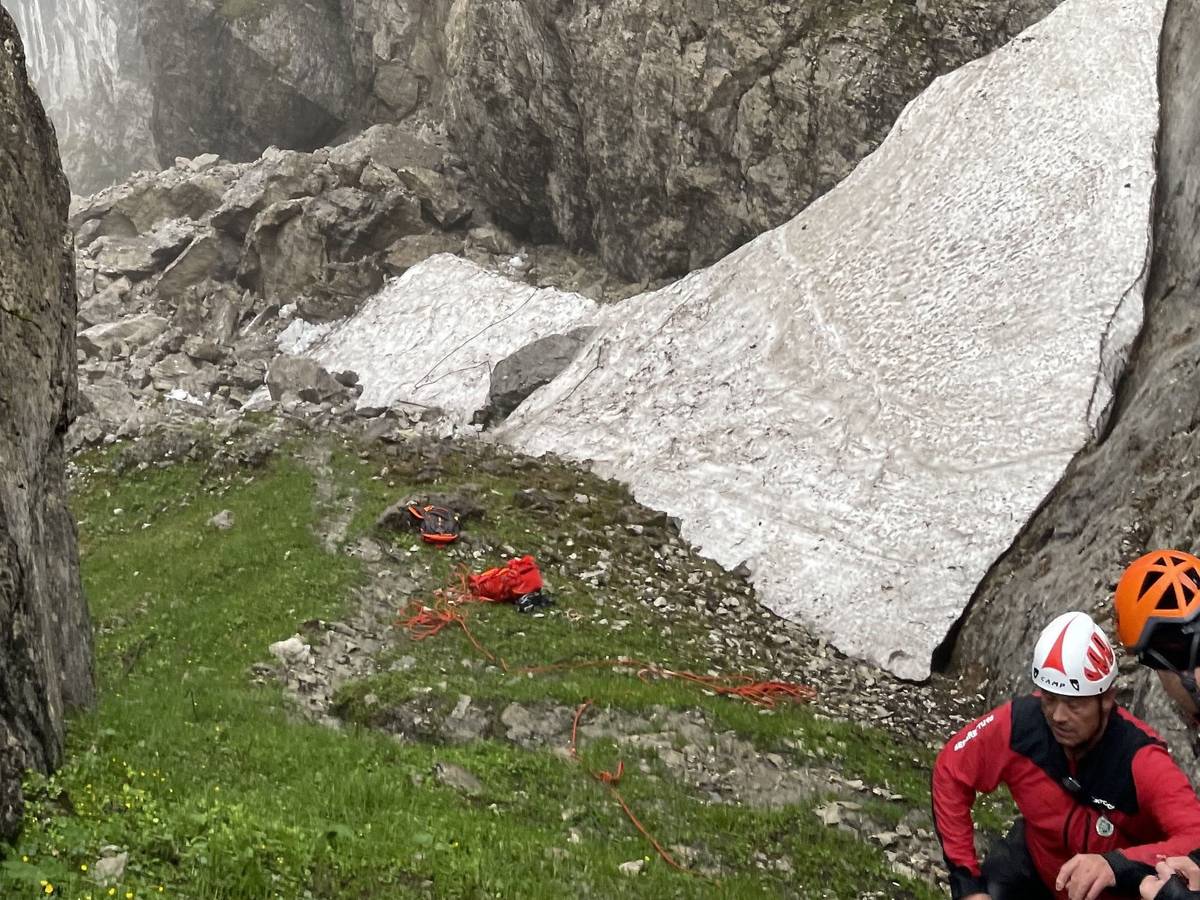 09.06.2022, Österreich, Kufstein: Rettungskräfte arbeiten in der Nähe des Spripsenjochs im Tiroler Kaisergebirge in einem Berghang, in dem es zu einem Felssturz gekommen ist. Ein Kletterer ist bei einem Felssturz im Tiroler Kaisergebirge verschüttet worden. Foto: Zoom.Tirol/APA/dpa +++ dpa-Bildfunk +++
