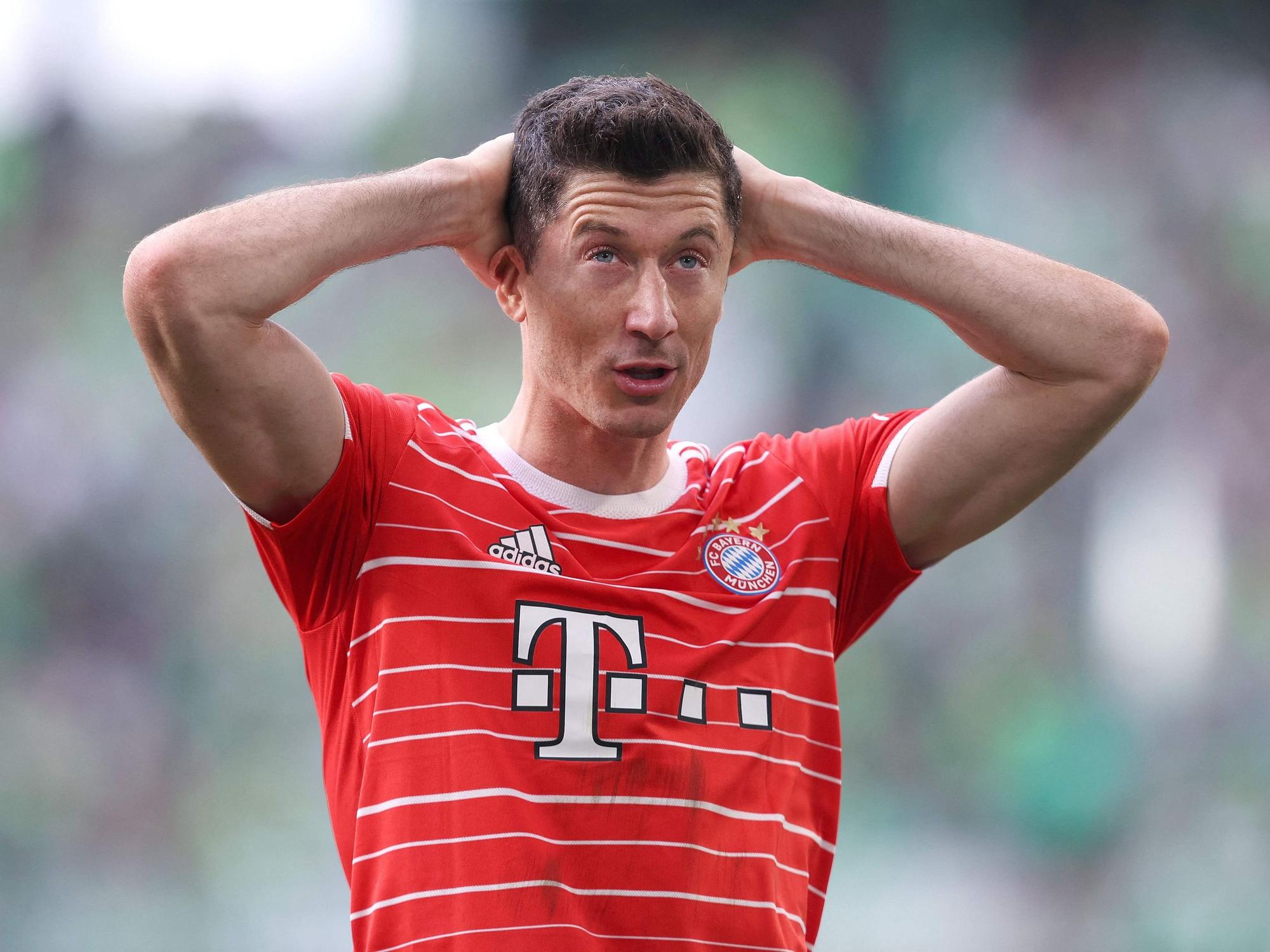 Robert Lewandowski mit erstaunter Gestik in einem Bundesliga-Spiel.