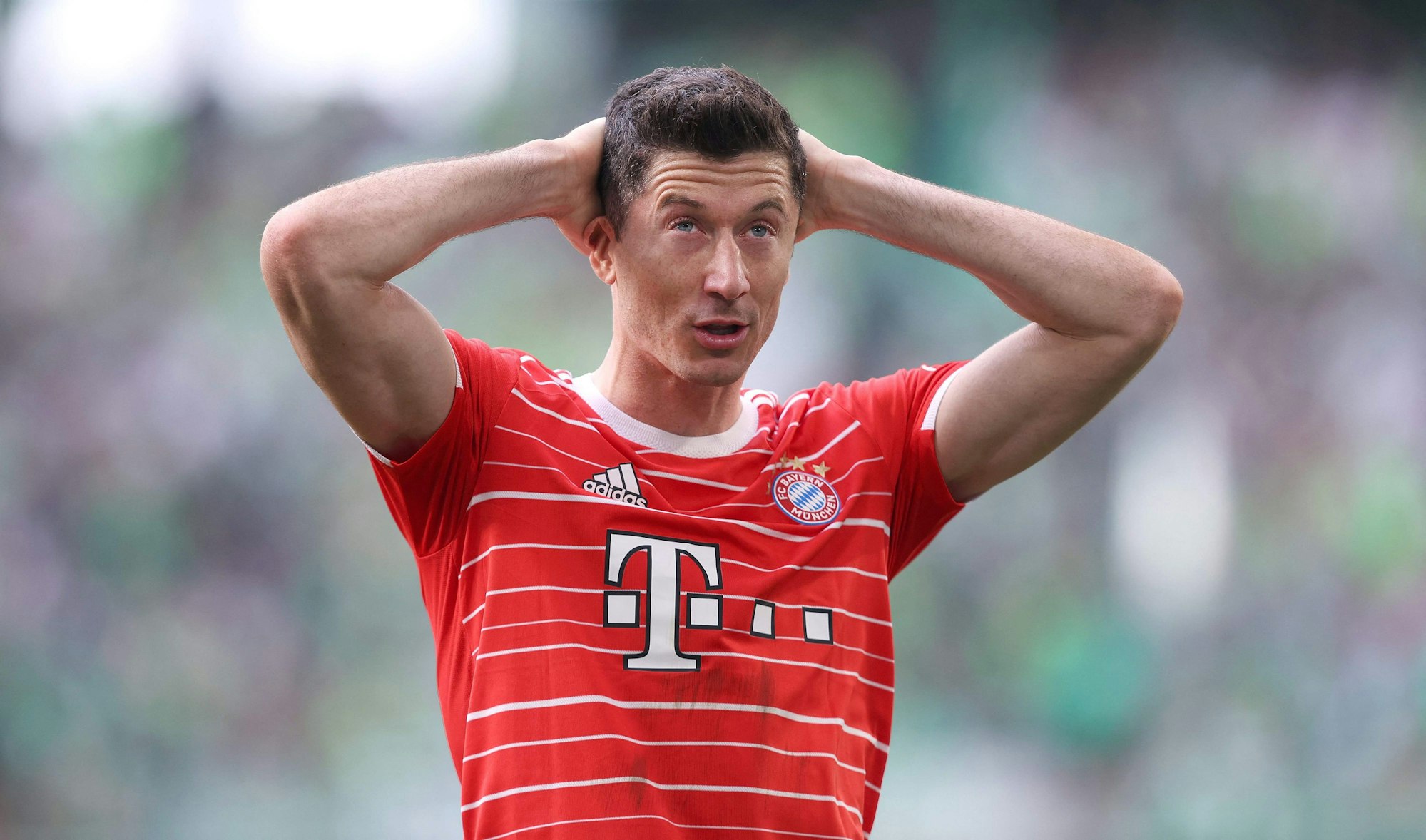 Robert Lewandowski mit erstaunter Gestik in einem Bundesliga-Spiel.