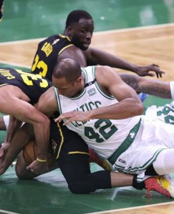 Zweikampf auf dem Parkett zwischen Stephen Curry (links) und Al Horford.
