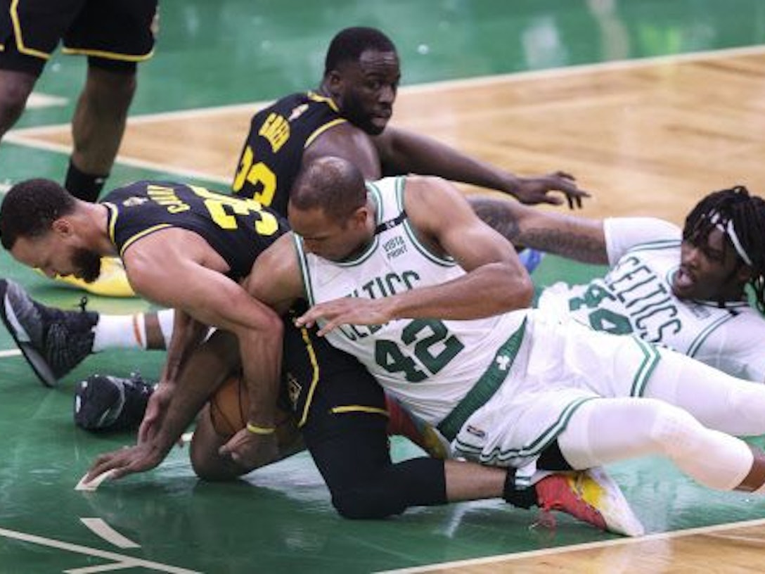 Zweikampf auf dem Parkett zwischen Stephen Curry (links) und Al Horford.