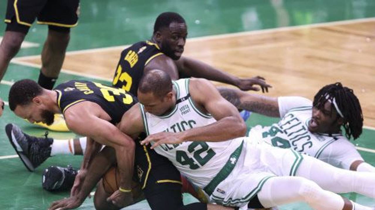 Zweikampf auf dem Parkett zwischen Stephen Curry (links) und Al Horford.