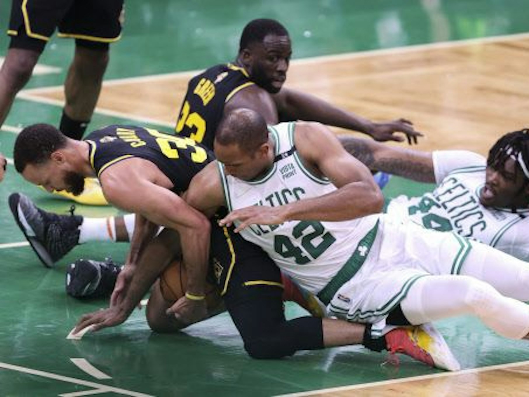 Zweikampf auf dem Parkett zwischen Stephen Curry (links) und Al Horford.