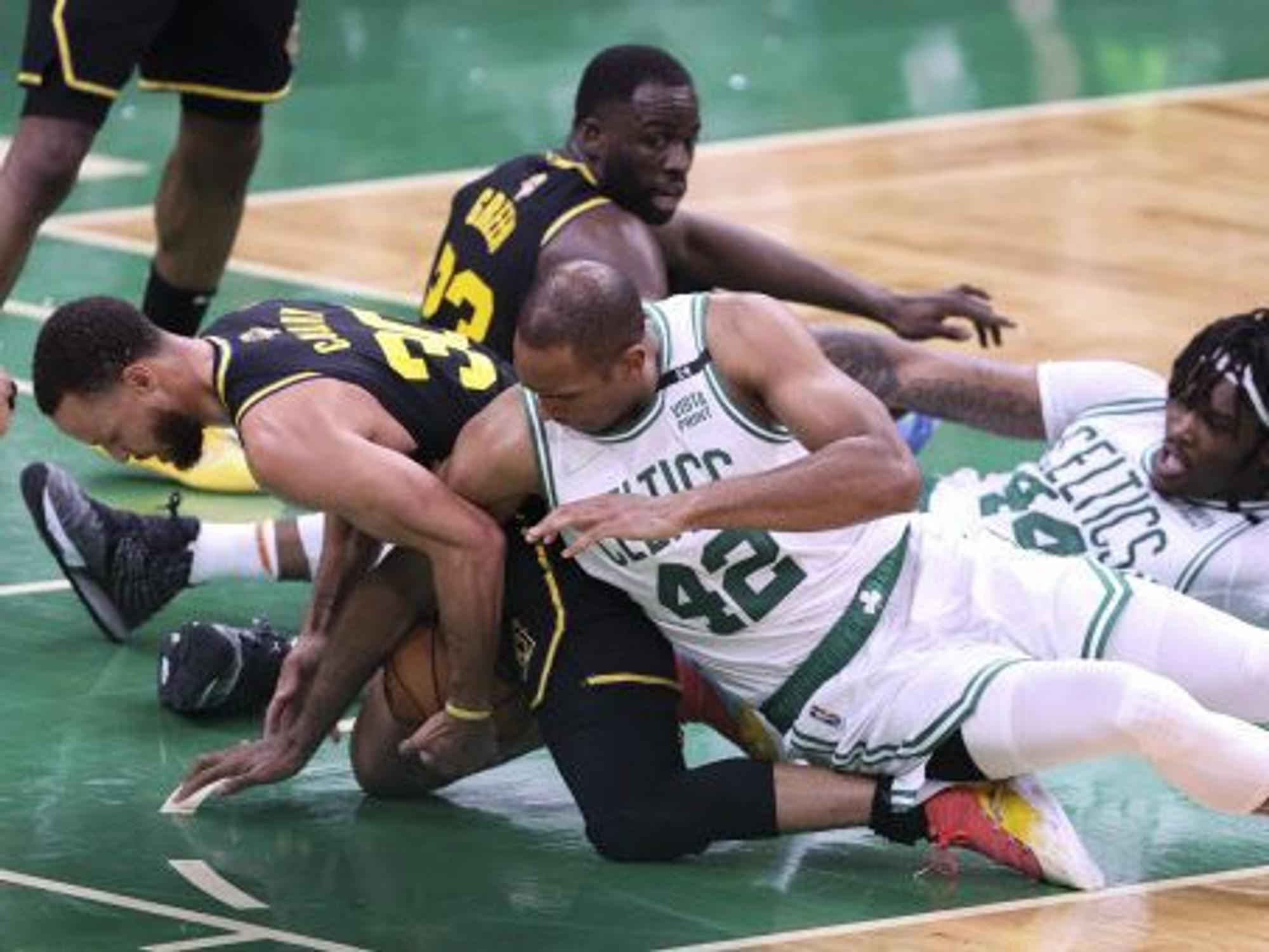 Zweikampf auf dem Parkett zwischen Stephen Curry (links) und Al Horford.
