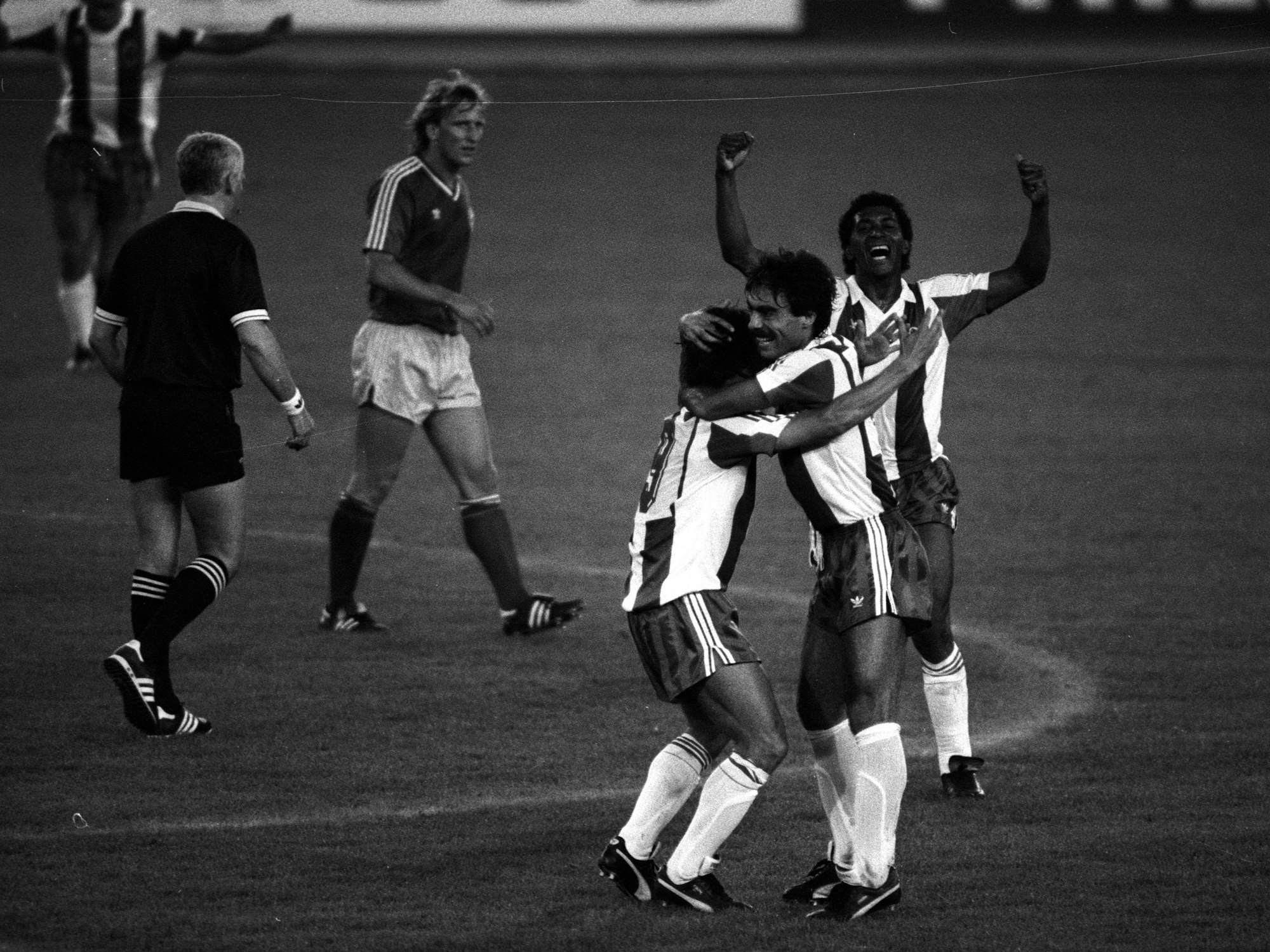 Torjubel FC Porto, v.li.: Torschütze Rabah Madjer, Eduardo Luis, Celso
goal celebration FC Porto v left Scorer Rabah Madjer Eduardo Luis Celso
