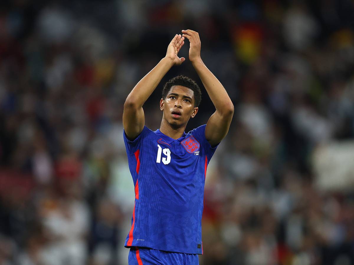 Jude Bellingham applaudiert den Fans