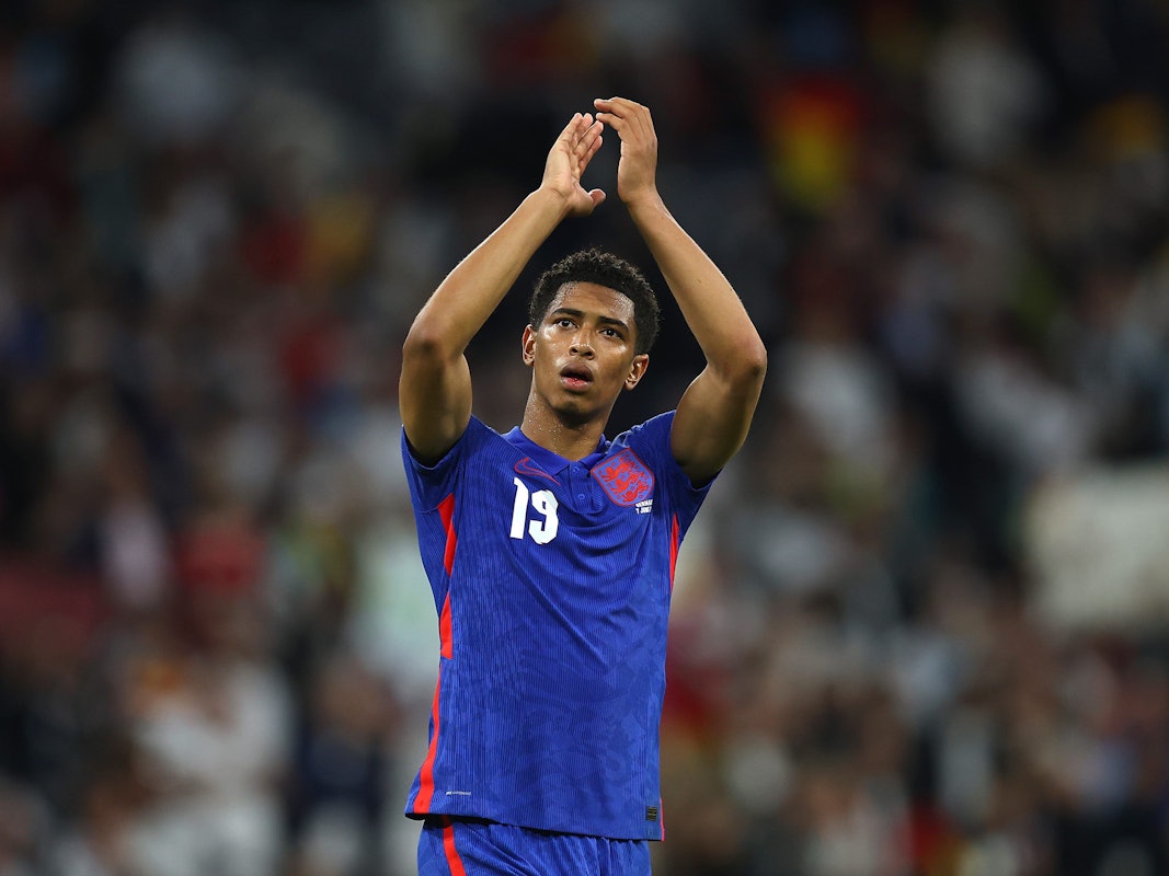 Jude Bellingham applaudiert den Fans