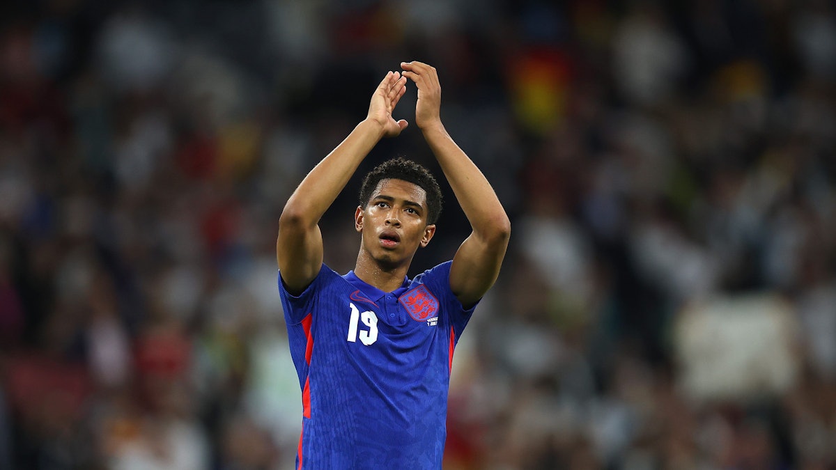 Jude Bellingham applaudiert den Fans