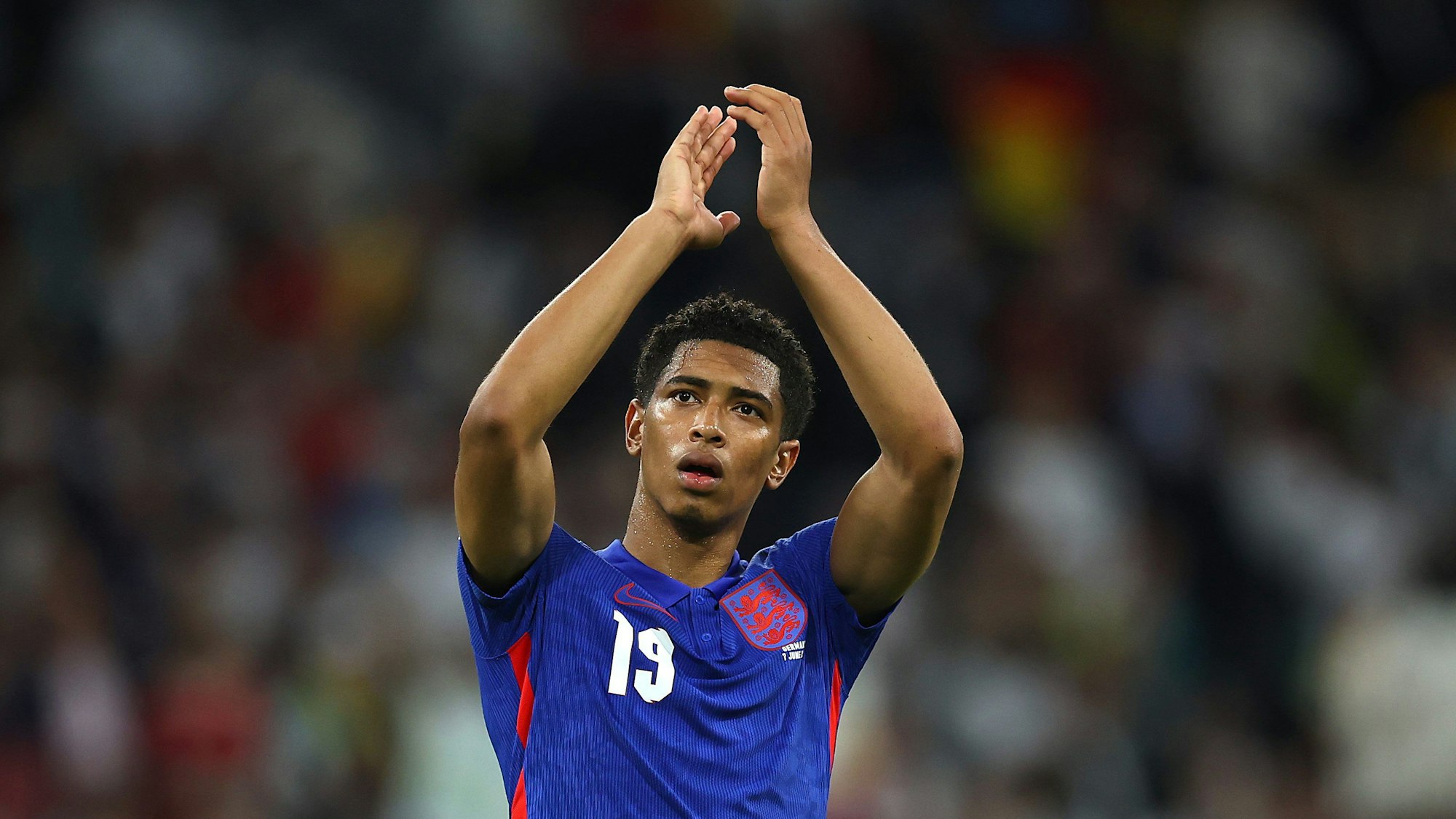 Jude Bellingham applaudiert den Fans